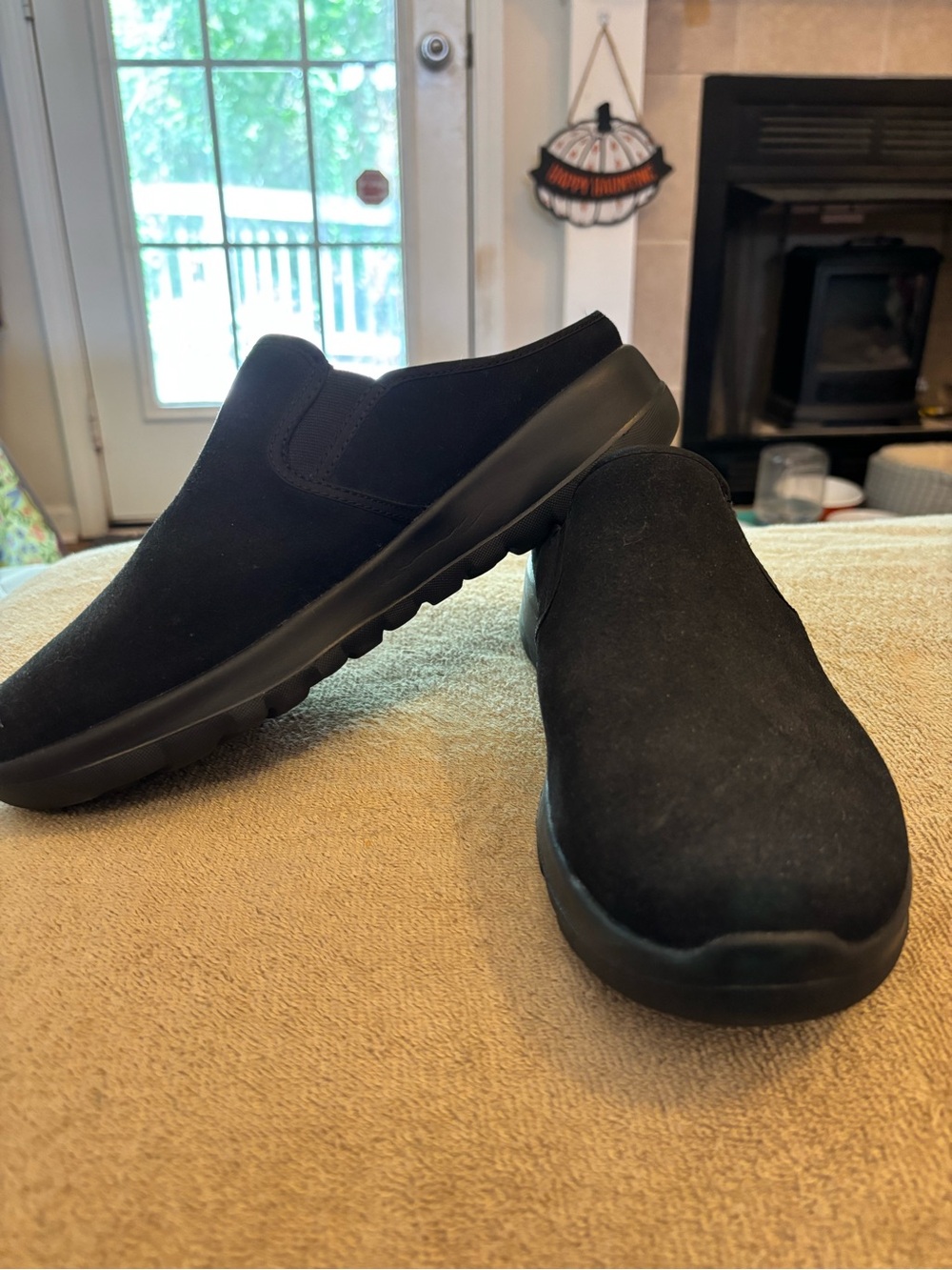 Skechers Goga Max women’s Size 10 Black Suede Slip In Mules Comfort Shoes